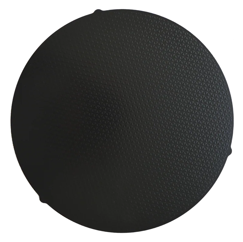 Produktbild av en rund, svart ståldisk med en strukturerad 3D-polymerbeläggning. Ytan har ett geometriskt mönster som är jämnt fördelat över hela ytan. Bilden framhäver den slitstarka beläggningen som är designad för upprepad användning och är lämplig för anpassning av självhäftande dukar och slipskivor till magnetiska bärplattor.