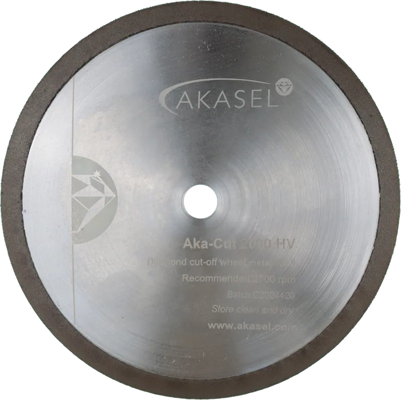 Akasel diamantskiva Aka-Cut 2000 HV, 150 mm, tillverkad av silvermetall med en mörk kant. Skivan visar text som "Aka-Cut 2000 HV", "Diamond cut-off wheel, metal bond", "Recommended: 2700 rpm", "Batch: C2024420" och webbadressen "www.akasel.com". Ett centralt hål finns för montering.