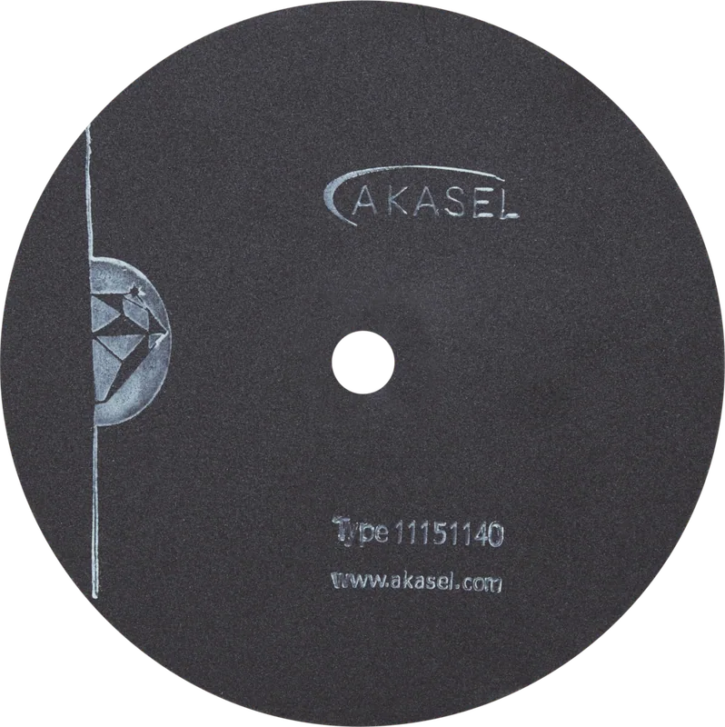 Akasel Precisionskapskiva Aka-Cut 700 HV, 150 mm i diameter och 0,5 mm tjock, avbildad i mörk färg med Akasel-logotypen, typbeteckningen "11151140" och webbplatslänken "www.akasel.com." Speciellt utvecklad för metallografiska applikationer, idealisk för precisionsskärning av mjuka och hårda stål med en hårdhet på 150–700 HV (40 HRC).