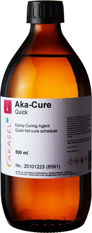Akasel Aka-Cure Quick: En brun glasflaska med gul skruvkork, fylld med epoxihärdare för snabba varm-härdningsprocesser. Den vita etiketten visar Akasel-logotypen och texten "Aka-Cure Quick" samt ytterligare detaljer som "Epoxy Curing Agent," "Quick hot cure schedule," och volymen "500 ml." Säkerhets- och användningsinstruktioner samt varningssymboler är tydligt synliga. Speciellt utvecklad för metallografiska applikationer, idealisk för hårda och lättpreparerade prover med snabba härdningstider och exakta blandningsinstruktioner.