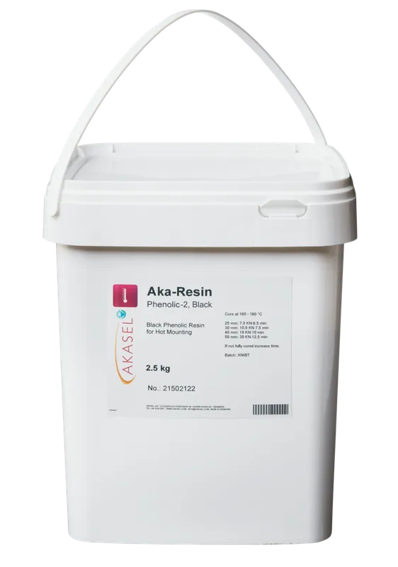 Akasel Aka-Resin Phenolic-2, Black: Svart fenolharts i en vit plastbehållare med bärhandtag. Etiketten visar produktnamnet, "Black Phenolic Resin for Hot Mounting", vikten 2,5 kg, artikelnummer 21502122 och härdningsinstruktioner som: 160–180 °C vid 25 mm: 7,5 kN, 6,5 minuter, samt ytterligare specifikationer för kraft och tid för olika provdiametrar.