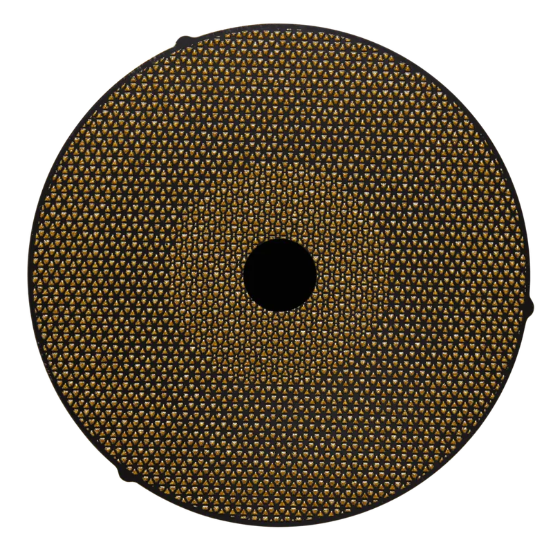 Akasel Aka-Piatto 120 slipskiva, guldfärgad med slitoptimerad design. Den ökade densiteten i mitten och vid kanterna säkerställer jämnt slitage och längre livslängd. Med en diameter på 250 mm är den speciellt utvecklad för metallografisk planslipning vid 125 µm, idealisk för prover med en hårdhet på 150 HV – 1000 HV.