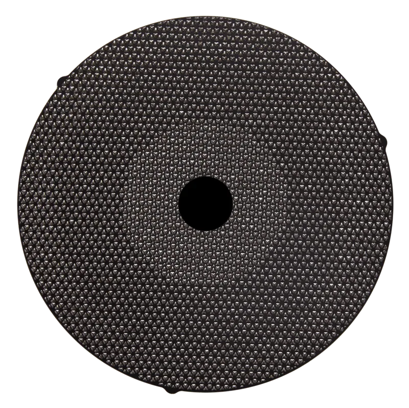 Akasel Aka-Piatto 1200 slipskiva, svart med slitoptimerad design och strukturerad yta. Med en diameter på 250 mm är den speciellt utvecklad för metallografiska finslipningar vid 15 µm, särskilt lämplig för prover med en hårdhet på 150 HV – 2000 HV. Perfekt för att förbereda prover för efterföljande poleringssteg.