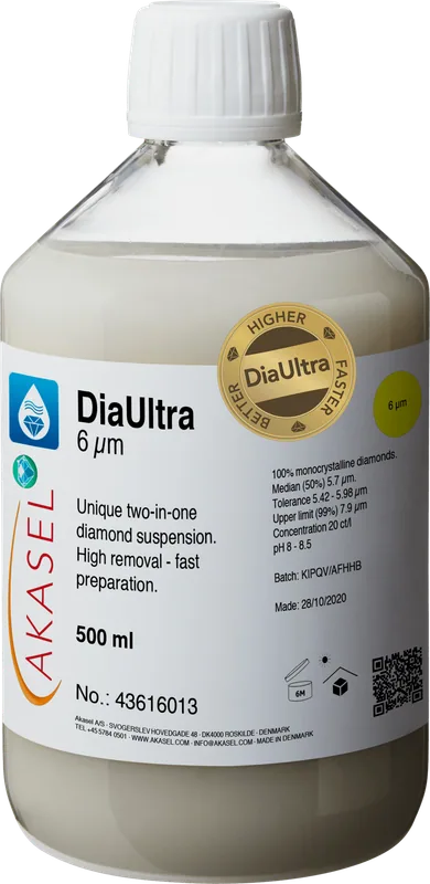 Akasel DiaUltra 6 µm premium diamantsuspension med 100% monokristallina diamanter, används för metallografisk polering. Flaskan har en vit kork och en detaljerad etikett som visar koncentration, partikelstorlek, median, tolerans, övre gräns och pH. Unik 2-i-1-diamantsuspension för hög borttagning och snabb förberedelse, 500 ml.