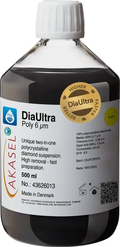 Akasel DiaUltra Poly 6 µm premium 100% polykrystallin diamantsuspension för metallografisk polering, i en 500 ml flaska med vitt lock. Den detaljerade etiketten visar koncentration, partikelstorlek, median, tolerans, övre gräns och pH. Unik 2-i-1 diamantsuspension för hög borttagning och snabb förberedelse, 500ml