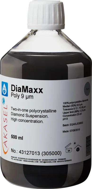 Akasel DiaMaxx Poly 9 µm: En 500 ml plastflaska med vit skruvkork, innehållande en svart polykrystallin diamantsuspension, beskriven som en 2-i-1-diamantsuspension. Etiketten visar namnet “DiaMaxx Poly 9 µm” tillsammans med texten “Two-in-one polycrystalline Diamond Suspension. High concentration.” Ytterligare synlig information inkluderar: “100% polycrystalline diamonds,” “Median (50%) 9.6 µm,” “Tolerance 9.12 – 10.08 µm,” “Upper limit (99%) 12.9 µm,” och “Concentration 20 ct/l.” Symboler på etiketten anger lagringsförhållanden, hållbarhet samt batch- och produktionsinformation.