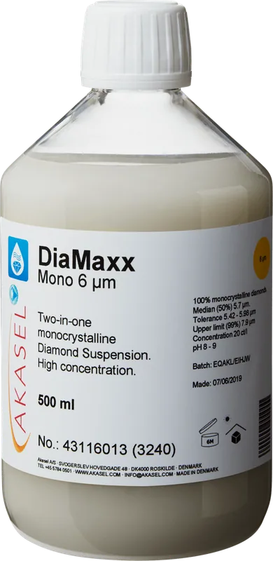 Akasel DiaMaxx Mono 6 µm: En 500 ml plastflaska med vit skruvkork, innehållande en ljus, mjölkvit monokristallin diamantsuspension. Etiketten visar produktnamnet “DiaMaxx Mono 6 µm” tillsammans med beskrivningen “Two-in-one monocrystalline Diamond Suspension. High concentration.” Ytterligare detaljer inkluderar: “100% monocrystalline diamonds,” “Median (50%) 5.7 µm,” “Tolerance 5.42 – 5.98 µm,” “Upper limit (99%) 7.9 µm,” och en koncentration på “20 ct/l.” Symboler på etiketten anger lagringsförhållanden och hållbarhet.
