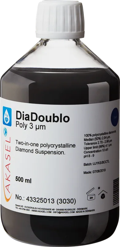 Akasel DiaDoublo Poly 3 µm: En 500 ml plastflaska med vit skruvkork, innehållande en svart polykrystallin diamantsuspension. Etiketten visar produktnamnet “DiaDoublo Poly 3 µm” tillsammans med beskrivningen “Two-in-one polycrystalline Diamond Suspension.” Ytterligare detaljer inkluderar: “100% polycrystalline diamonds,” “Median (50%) 2.84 µm,” “Tolerance 2.7 – 2.98 µm,” “Upper limit (99%) 4.1 µm,” en koncentration på “10 ct/l,” och ett pH-värde på “8 – 9.” Symboler på etiketten anger hållbarhet och lagringsförhållanden.