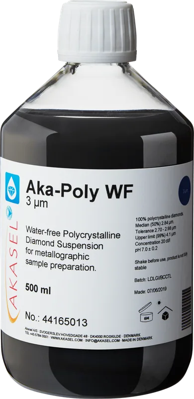Akasel Aka-Poly WF 3 µm: 500 ml flaska med vit skruvkork, innehållande en svart, opak polykrystallin diamantsuspension, speciellt framtagen för metallografisk förberedelse av vattenkänsliga material. Den glykolbaserade formeln är oljefri, innehåller inga farliga ämnen och har en vattenhalt på mindre än 0,1 %. Etiketten framhäver egenskaper som “Diamantkoncentration 20 ct/l,” “Median (50%) 2.84 µm,” “Tolerans 2.7 – 2.98 µm,” och “Övre gräns (99%) 4.1 µm.” Rekommenderas i kombination med Aka-Lube Clear för optimala resultat.