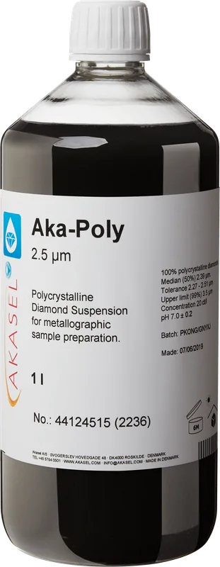 Akasel Aka-Poly 2.5 µm: 1-liters flaska med vit skruvkork, innehållande en svart, opak polykrystallin diamantsuspension, speciellt utvecklad för metallografisk provberedning. Etiketten visar specifikationer som “Diamond concentration of 20 ct/l,” “Median (50%) 2.39 µm,” “Tolerance 2.27 – 2.51 µm,” och “Upper limit (99%) 3.5 µm.” Suspensionen är idealisk för alla material utom vattenkänsliga och möjliggör en exakt justering av förhållandet mellan suspension och smörjmedel.