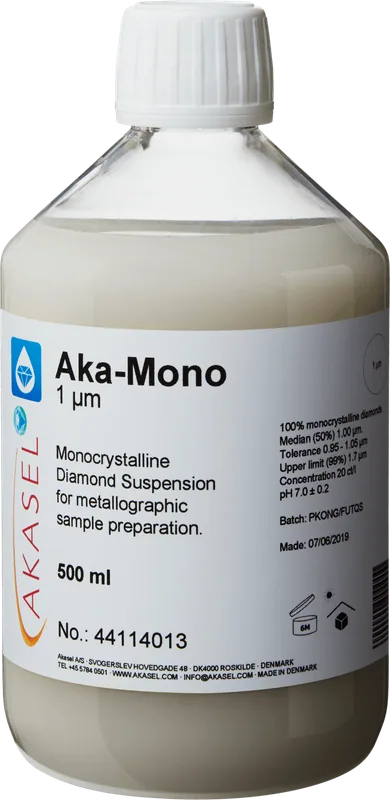 Akasel Aka-Mono 1 µm: 500 ml flaska med vit skruvkork, innehållande en ljus, mjölkvit, opaliserande monokristallin diamantsuspension, speciellt utvecklad för metallografisk provberedning. Suspensionen är baserad på en olje- eller glykolbaserad formel och innehåller mikroskopiska diamantpartiklar som ger den ett något grumligt utseende. Etiketten visar tydligt detaljerade specifikationer som “Diamond concentration of 20 ct/l,” “Median (50%) 1 µm,” “Tolerance 0.95 – 1.05 µm,” och “Upper limit (99%) 1.7 µm.” Utvecklad för alla material utom vattenkänsliga, erbjuder suspensionen exakt justering av förhållandet mellan suspension och smörjmedel och är idealisk för snabb och effektiv provberedning.