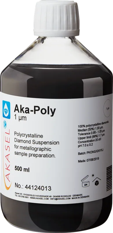 Akasel Aka-Poly 1 µm: 500 ml flaska med vit skruvkork som innehåller en polykrystallin diamantsuspension, speciellt utvecklad för metallografisk provberedning. Etiketten visar detaljer som “Diamond concentration of 20 ct/l,” “Median (50%) 1 µm,” “Tolerance 0.95 – 1.05 µm,” och “Upper limit (99%) 1.7 µm.” Denna suspension är lämplig för alla material utom vattenkänsliga och erbjuder snabb provberedning samt möjlighet till exakt justering av förhållandet mellan suspension och smörjmedel.