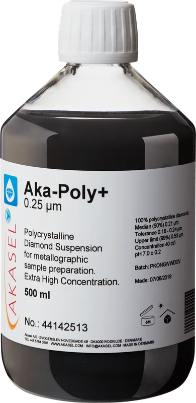 Akasel Aka-Poly+ 0.25 µm: Svart diamantbaserad suspension i en 500 ml flaska med vit skruvkork och genomskinlig plastkropp. Denna högkoncentrerade polykrystallina diamantsuspension är specifikt utvecklad för metallografisk provberedning. Etiketten visar texten "High concentration polycrystalline diamond suspension for metallographic sample preparation" och inkluderar tekniska detaljer som "Diamond concentration of 40 ct/l," "Median (50%) 0.21 µm," och "Upper limit (99%) 0.53 µm." Idealisk för hårda material och möjliggör en exakt justering av förhållandet mellan suspension och smörjmedel.