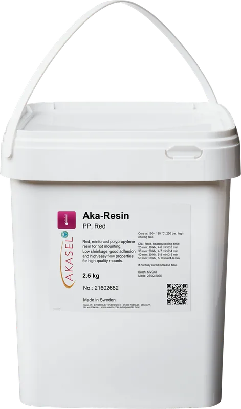 Produktbild av Aka-Resin PP, Röd – en 2,5 kg hink med förstärkt polypropenharts för varm inbäddning. Etiketten innehåller härdningsparametrar och produktnummer 21602671, och lyfter fram låg krympning, utmärkt vidhäftning och lätt flöde för precisa och högkvalitativa inbäddningar.